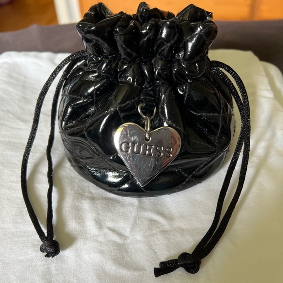 Guess watch, comes with original bag it was purchased with and extra links - Picture 4 of 4